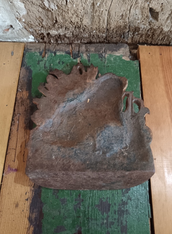 Antique Late 19th Century Cast Iron Figural Frog and Reed Doorstop  Door Porter (2).jpg